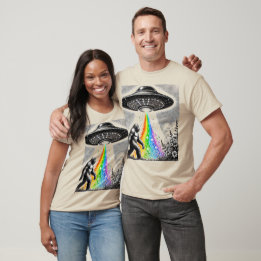 T-shirt Sasquatch et l'OVNI dans une prairie
