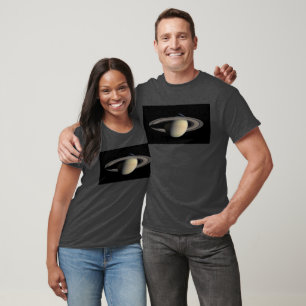 T-shirt Saturne éclairée par le soleil, planète géante gaz