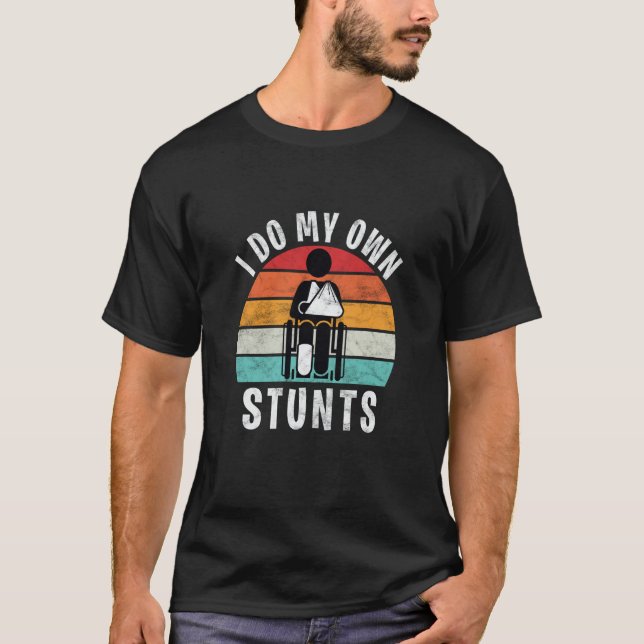 T-shirt Saying I Do All My Own Stunts Broken Leg (Devant)