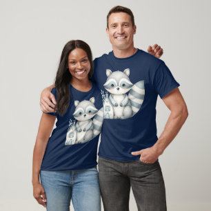 T-shirt Scène de cabane en bois nocturne avec un raton lav