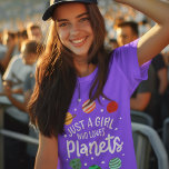T-Shirt Science Nerd fille spatiale qui aime les planètes<br><div class="desc">Déclarez votre passion pour tous de voir avec cette "Juste une fille qui aime les planètes" avec l'illustration des éléments célestes. Parfait pour se promener entre amis ou à tout moment de l'année et pour les filles qui aiment étudier le système solaire et l'astronomie</div>