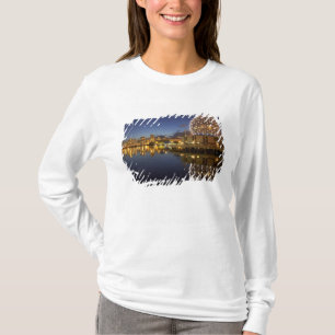 T-shirt Science World et CBD reflétés dans False Creek,
