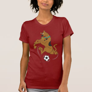 T-shirt Scooby-Doo donnant un coup de pied le ballon de