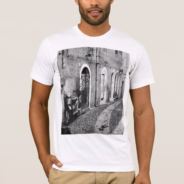 T-shirt Scooter dans une rue en Italie en noir et blanc (Devant)
