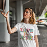 T-shirt Script coloré Amour comme Jésus<br><div class="desc">entrez dans le monde de la foi et de la mode avec notre T-shirt chrétien "Amour comme Jésus". Ce t-shirt féminin chrétien mêle une esthétique branchée à un message puissant, avec des lettres d'amour tissées de manière complexe dans une composition vibrante de fleurs colorées. Express votre dévotion de manière moderne...</div>