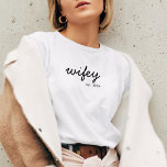 T-shirt Script minimaliste moderne Wifey Mariée personnali<br><div class="desc">Créez un cadeau personnalisé pour la mariée mariée avec ce t-shirt à femme personnalisée.</div>