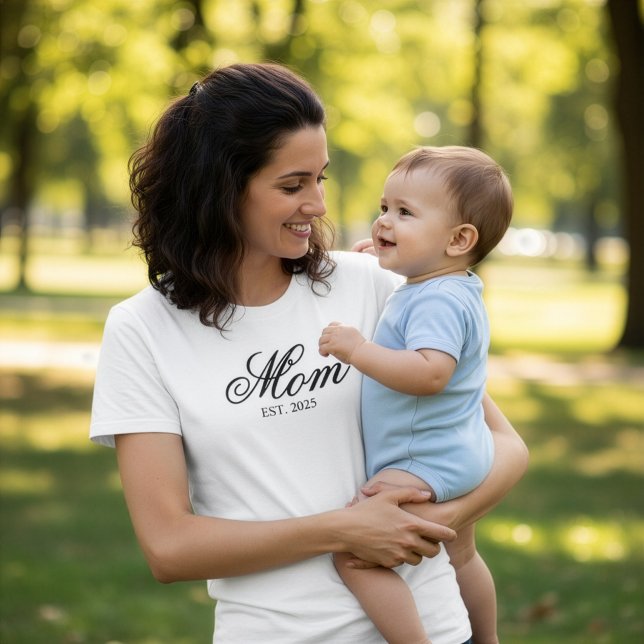 T-shirt Script personnalisé année de fondation de maman (Black Ornate Script Established Mom T-Shirt)