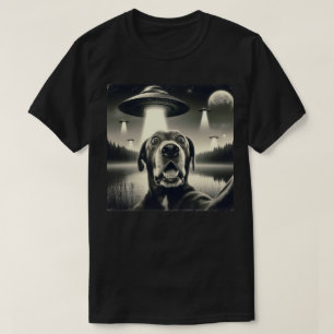 T-shirt selfie de chien avec OVNI