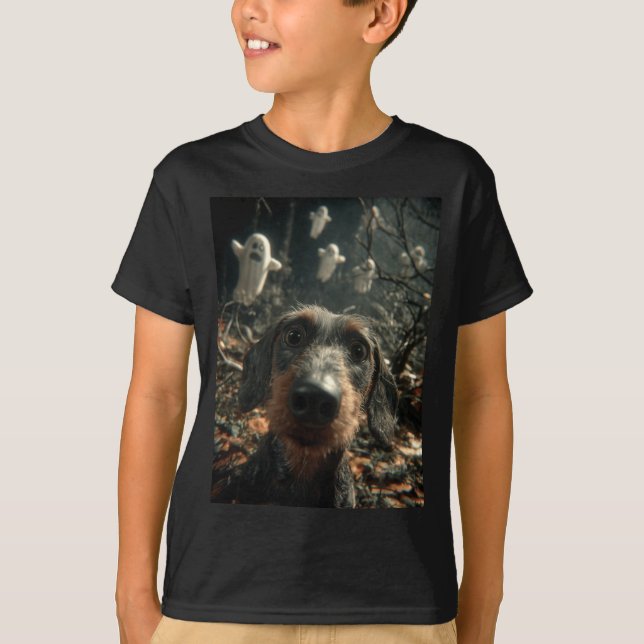 T-shirt Selfie de teckel avec des fantômes dans une forêt  (Devant)