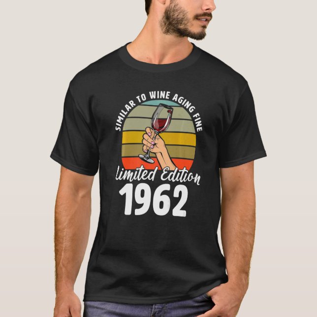 T-shirt Semblable au vieillissement du vin fin né en 1962  (Devant)