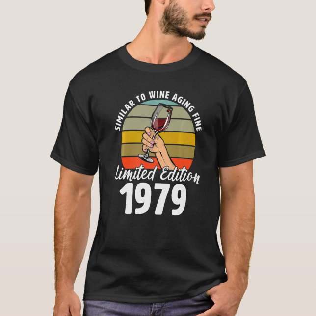T-shirt Semblable au vieillissement du vin fin né en 1979  (Devant)