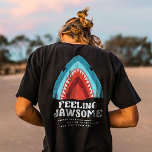 T-shirt Sentir Jawsome Requin drôle Puns d'été Noir<br><div class="desc">Obtenez ce SENTIMENT JAWSOME FUNNY SHARK SURFBOARD SUMMER BEACH VACANCES imprimé graphique, il est un complément parfait à votre garde-robe d'été et il est pour les surfeurs, les amateurs de sports nautiques ou les amateurs de plage qui aiment aller à la plage et chevaucher des vagues avec un planche de...</div>