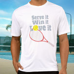 T-shirt Servez-le, gagnez-le, aimez-le tennis racket rouge<br><div class="desc">T-shirt du slogan sportif de tennis. Lis,  Serve-le,  gagne-le,  aime-le. Un simple tee-shirt graphique avec un graphique d'une balle de tennis dans le o de l'amour et une raquette rouge posée pour casser la balle. Objet conçu exclusivement par Sarah Trett pour www.mylittleeden.com</div>