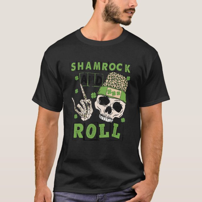 T-shirt Shamrock and Roll Funny Skeleton Hand Rocker St Pa (Devant)