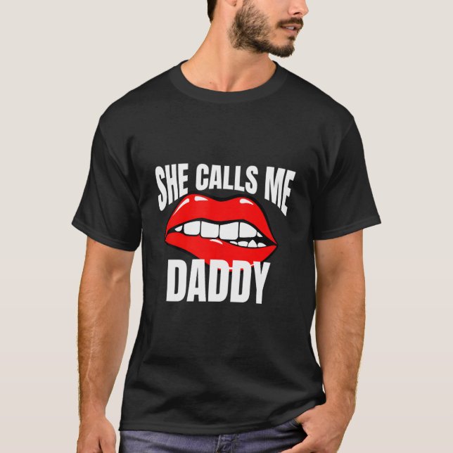 T-shirt She Calls Me Daddy Humor For A Humor (Devant)