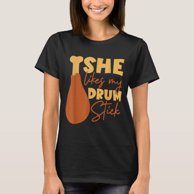 T-shirt She Likes My Drum Stick Funny Couple Matching Than (Devant)