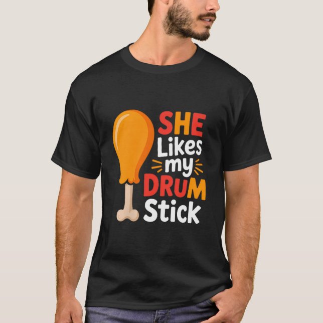 T-shirt She Likes My Drum Stick Funny Foodie Shirt For Tha (Devant)