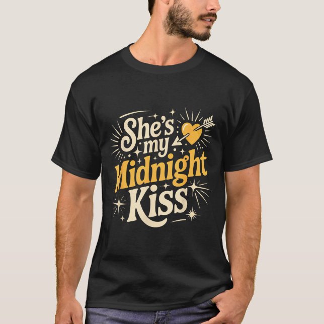T-shirt She's My Midnight Kiss Saying Romantic Couple New  (Devant)