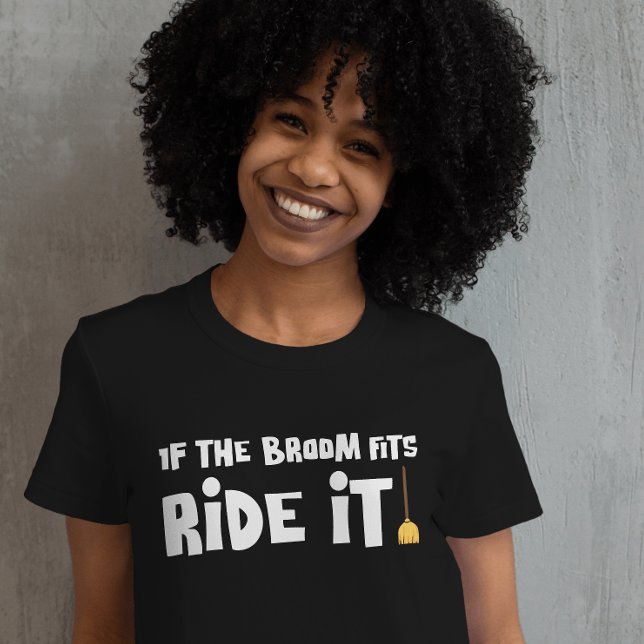 T-shirt Si le balai convient (If the broom fits, wear the shirt. Fly into spooky season in style!)