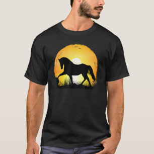 T-shirt Silhouette de cheval de race Hanovrien au coucher 