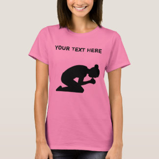 T-shirt Silhouette de femme sur sa prière de genoux