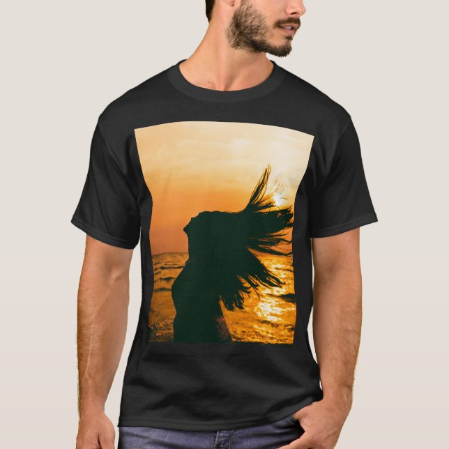 T-shirt Silhouette de fille, coucher du soleil sur la mer, (Devant)
