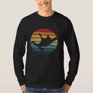 T-shirt Silhouette De Saut De Base Sur Un Soleil Rétro En 