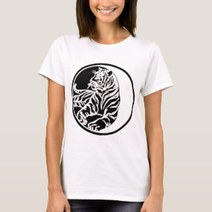 T-shirt Silhouette De Tigre En Style Tatouage Tribal