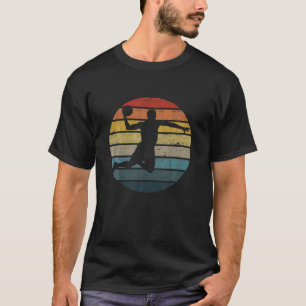T-shirt Silhouette Du Joueur De Basket Sur Un Rétro Désert