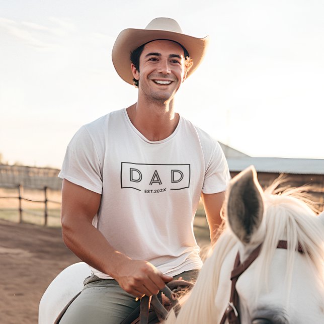 T-shirt Simple Black Frame-Papa Est Moderne. 2024 (Créateur téléchargé)