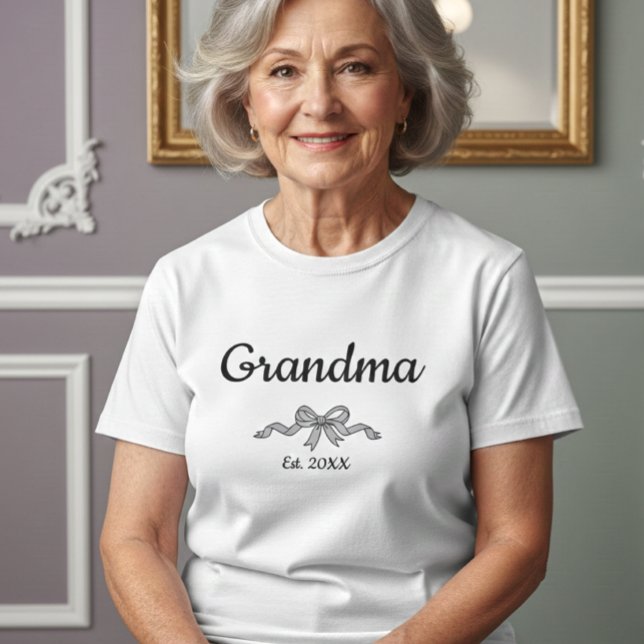 T-shirt Simple Script Bow Grandma Est. Year White Text (Créateur téléchargé)