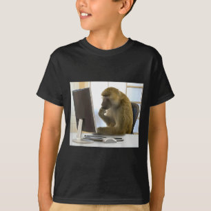 T-shirt Singe mémé drôle qui pense Bureau Curieux Singe Ce
