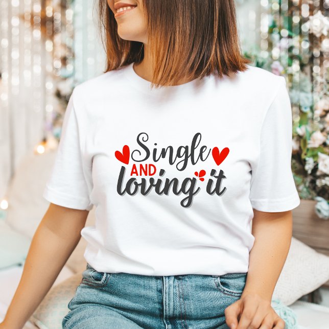 T-shirt Single et Loving It Funny Anti-Valentine's Gift (Créateur téléchargé)