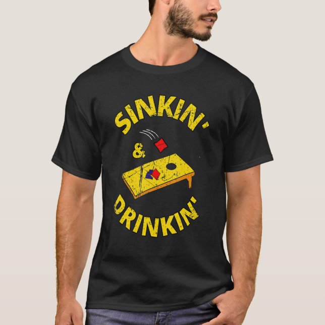 T-shirt Sinkin and Drinkin Cornhole Bean Bag Game Sacks Ba (Devant)
