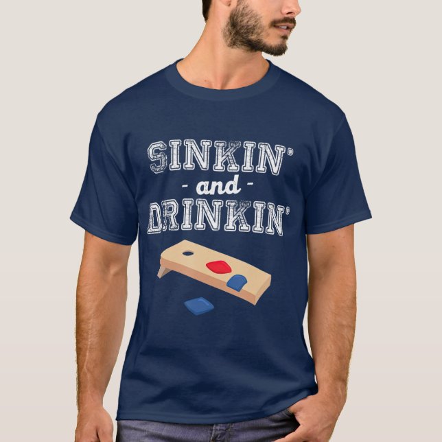 T-shirt Sinkin et Drinkin Cornhole Jouer un cadeau amusant (Devant)