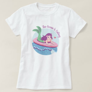 T-shirt Sirène sur planche de surf rose L'océan arrive