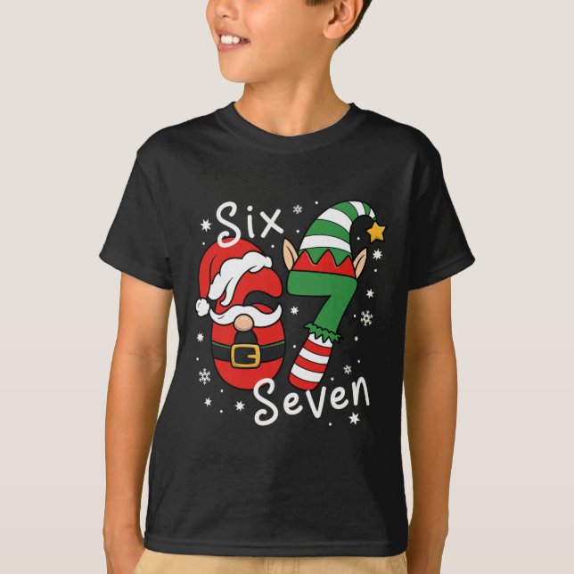 T-shirt Six Seven 67 Mème 6 7 Elf Santa Noël Pyjamas  (Devant)