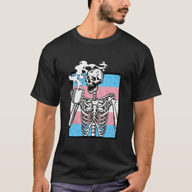 T-shirt Skeleton Drinking Coffee Lgbt-Q Transgender Pride  (Devant)