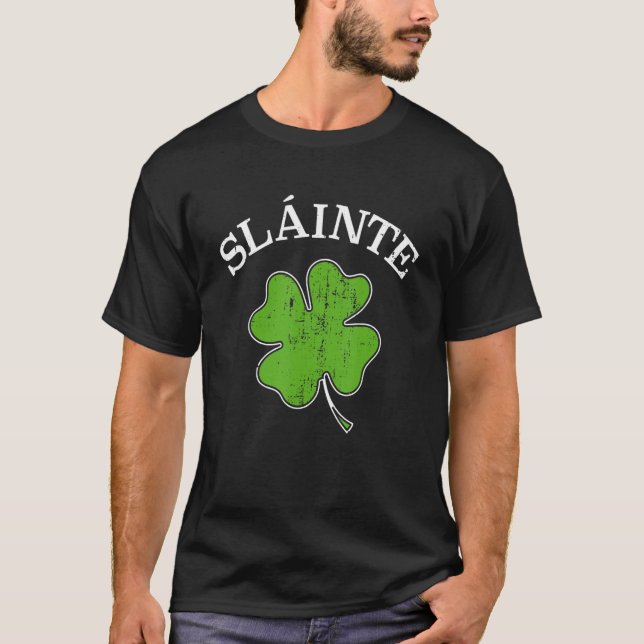 T-shirt Slainte with green shamrock clover for St Patricks (Devant)