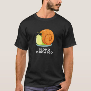 T-shirt Slomo Est Comment Je Passe Funny Snail Pun Dark BG