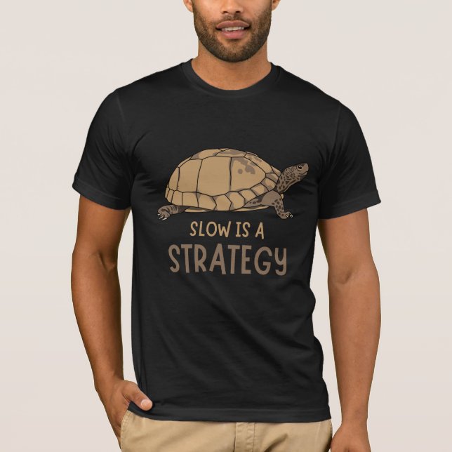 T-shirt Slow Is a Strategy – Minimal Turtle Quote Design (Devant)