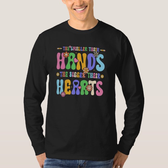 T-shirt Small Hands Big Hearts Groovy Preschool Kindergart (Devant)
