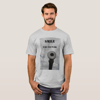 T-shirt smile and waitt for flash