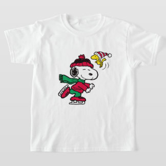 T-shirt snoopy et woodstock jouant en saison hivernale