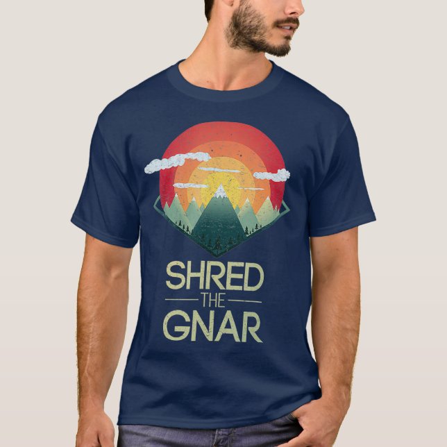 T-shirt Snowboard Shop The Gnar Ski Winter Mountain (Devant)