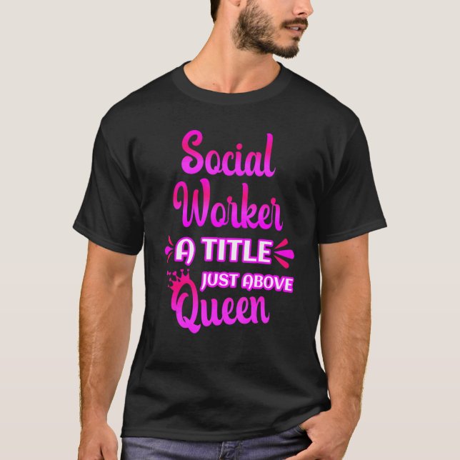 T-shirt Social Worker A Title Just Above Queen Cute Saying (Devant)