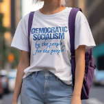 T-shirt Socialisme démocratique Démocrate Définition Socia<br><div class="desc">Le socialisme démocratique signifie par le peuple,  pour le peuple. Ce t-shirt de définition socialiste démocrate illustre la définition dans une police qui rappelle la Constitution américaine. Un cadeau cool pour les démocrates libéraux.</div>