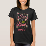 T-shirt Soeur personnalisée de la mariée Mariage répétitio<br><div class="desc">Soeur de la mariée aux fleurs mignonnes pour les répétitions mariages,  la soirée bachelorette et la réception. Customisez ceci en ajoutant un nom lorsque vous cliquez sur le bouton "Personnaliser" ci-dessus.</div>