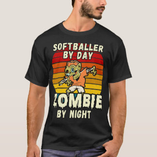 T-SHIRT SOFTBALLER PAR JOUR ZOMBIE BY NIGHT HALLOWEEN DESI