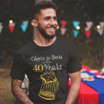 T-shirt Soirée et bières à 40 ans typographie anniversaire<br><div class="desc">Hommes et bières informels et drôles fête de quarante ans t-shirt foncé personnalisé avec un script de typographie sophistiqué et une grande tasse de bière à doodle jaune.                      Convient à tout âge ou à toute fête d'anniversaire. Facile à personnaliser en changeant d'âge et de nom !</div>